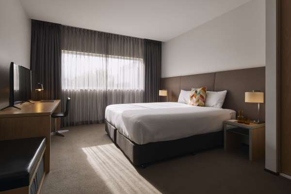 Atura Deluxe Queen Room (002).jpg